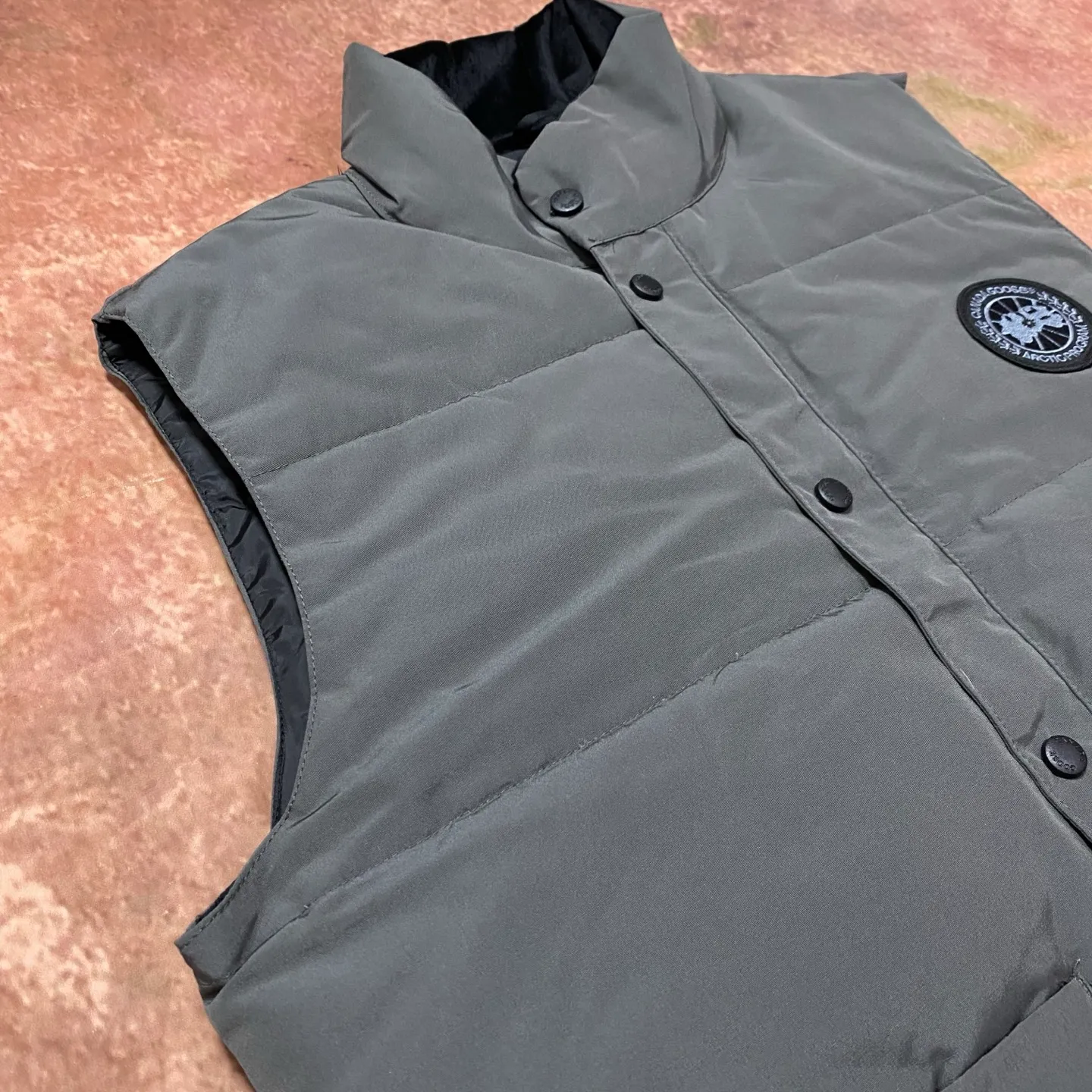 P400 Black] Canada Goose#Freestyle Canadian Crew 4154M Men’s and Women’s Vest Down# ➖ Imported Behringer embroidery machine with customized 10,000-needle embroidery logo! ➖ Imported 21-count polyester-cotton blended original fabric, using Feather-Light 10D waterproof coating fabric, made of 84.5% polyester fiber and 15.5% cotton, 100% the best feel in the entire network! ➖ The official website synchronizes the national standard 80 white duck down, and will never mislead by false claims such as 90 down or goose down! ➖ 100% nylon lon lining with double double-layer sealing design to prevent velvet from running away. Top-grade polar fleece is used in the collar and pockets to keep warm and comfortable! ➖ Yoshida YKK provides original custom-made electroplated sliders. YKK two-way lockable zippers are tight and smooth and will not peel off paint! ➖ 3M composite original Velcro is durable, and all accessories and hardware are disassembled and customized! ⛔No slander, no exaggeration, no need for too much copywriting, because it is focused, it is professional!  SIZE: M L XL XXL